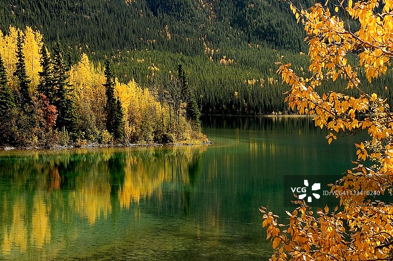 湖面上的秋季自然色彩图片素材