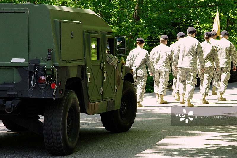 行进中的队伍图片素材