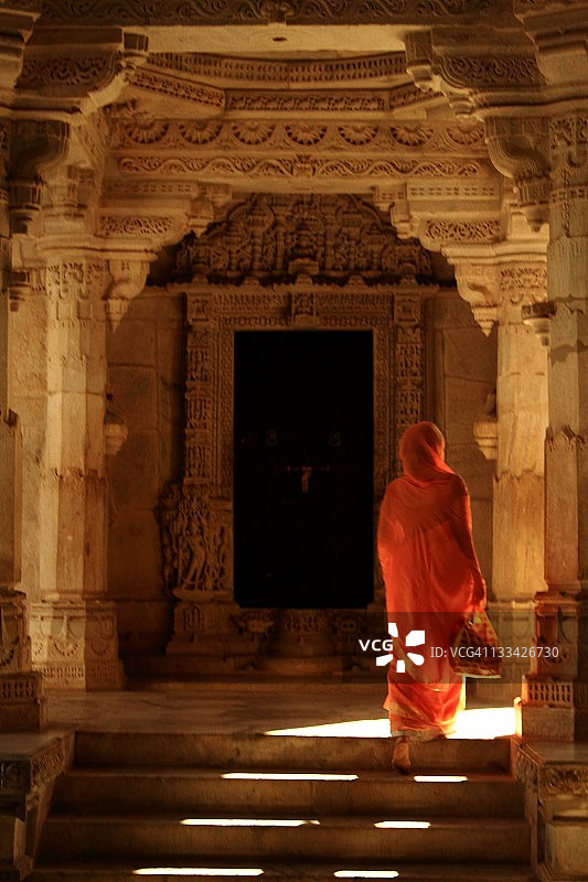 拉纳克普尔寺庙的妇女图片素材