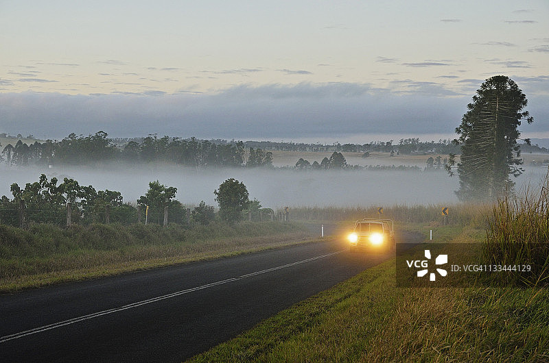 雾蒙蒙的早晨，道路和农田图片素材