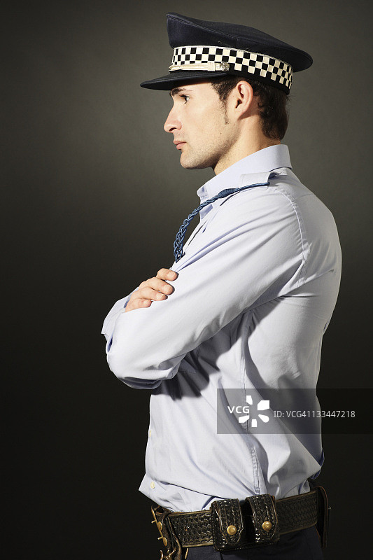 英俊的年轻警察_竖版图片素材