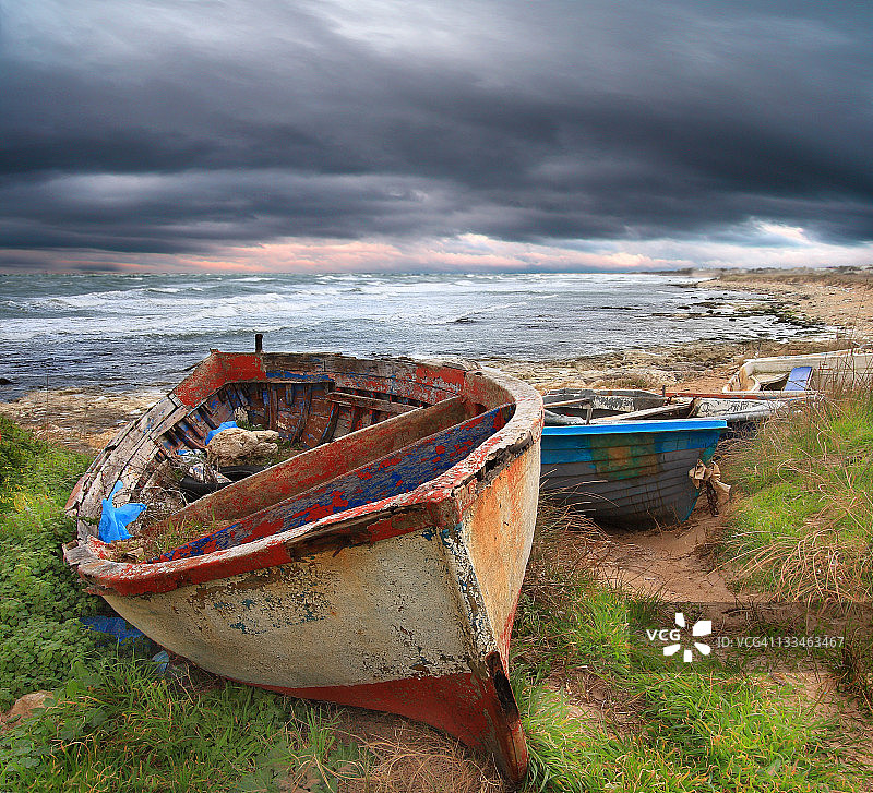 暴风雨海边的船只图片素材