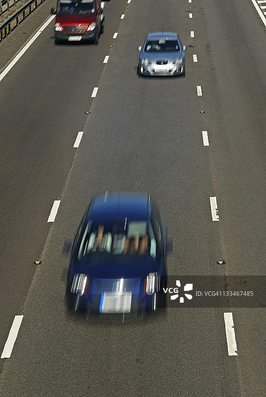 高速公路上模糊的行驶车辆图片素材