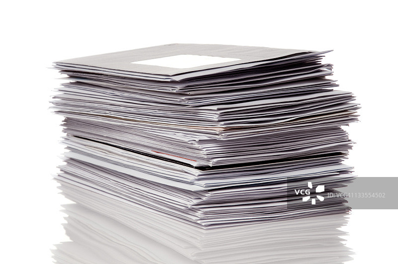 白色背景上反射的堆叠灰色未开封邮件图片素材