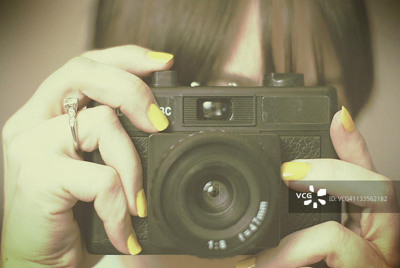 拿着相机的女人图片素材