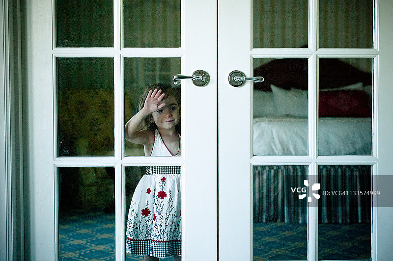 女孩穿过法式门图片素材