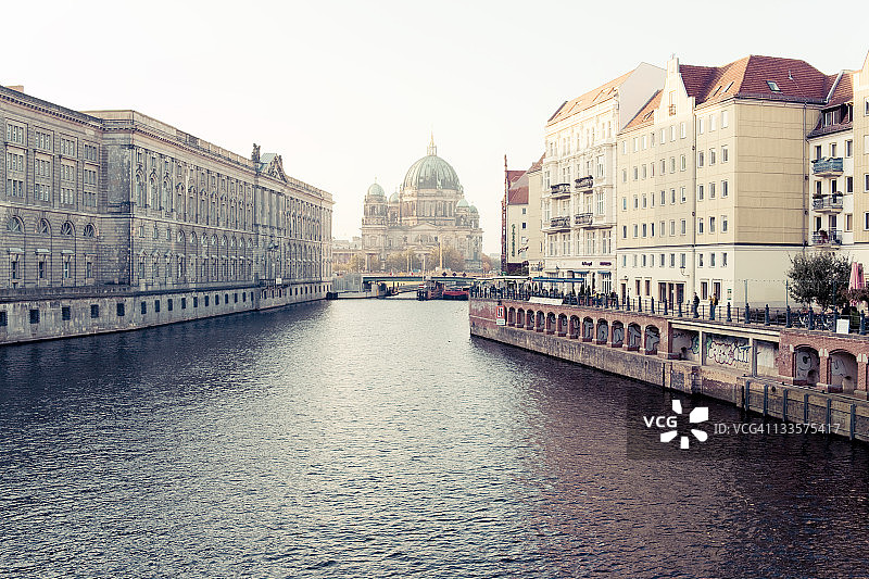 柏林大教堂施普雷河景色图片素材