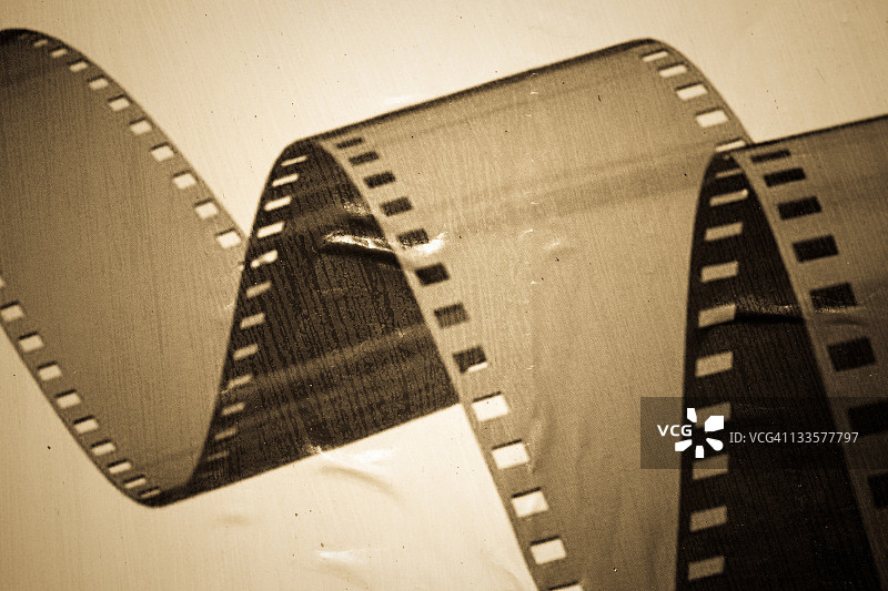 老旧破损的电影海报，复古灰度图片素材