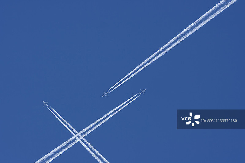 蓝天飞机云与空中交通图片素材