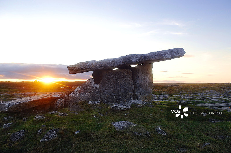 爱尔兰克莱尔郡伯伦地区的波纳布龙支石墓图片素材