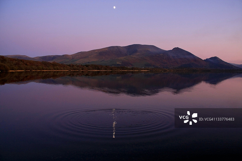 湖面之上的月亮图片素材