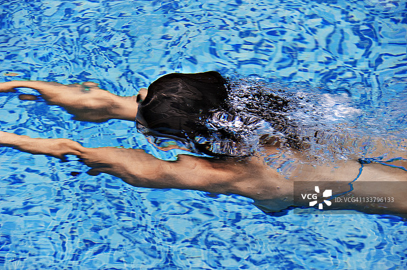 在游泳池里吐泡泡的女孩图片素材