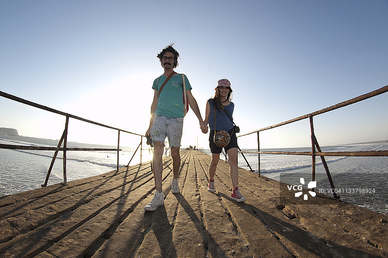 阿里卡码头上的情侣图片素材