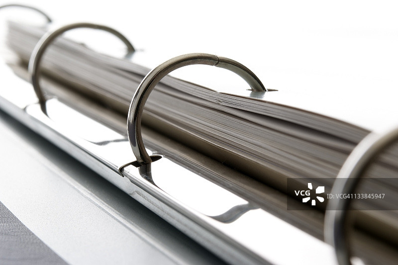 白色背景下的环形活页夹特写镜头图片素材