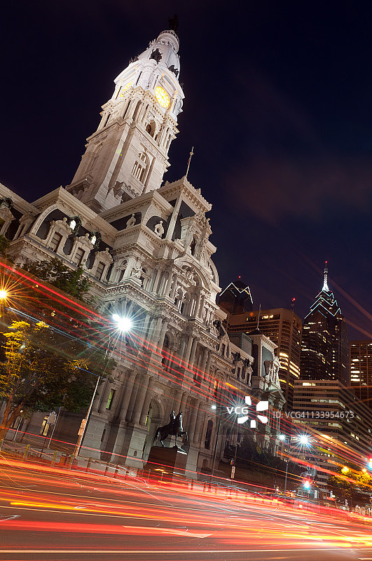 带交通灯的老费城市政厅图片素材