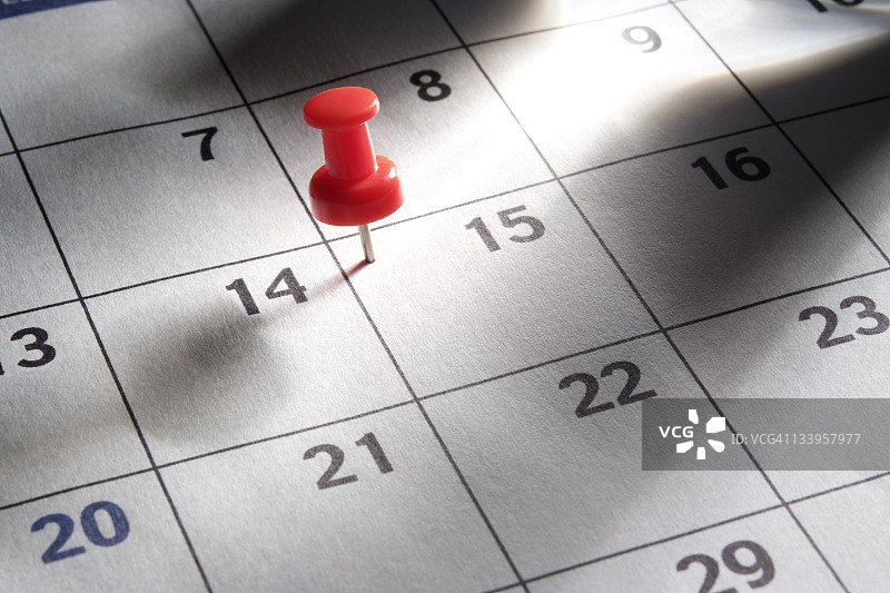 日历上带有光线的红色图钉图片素材
