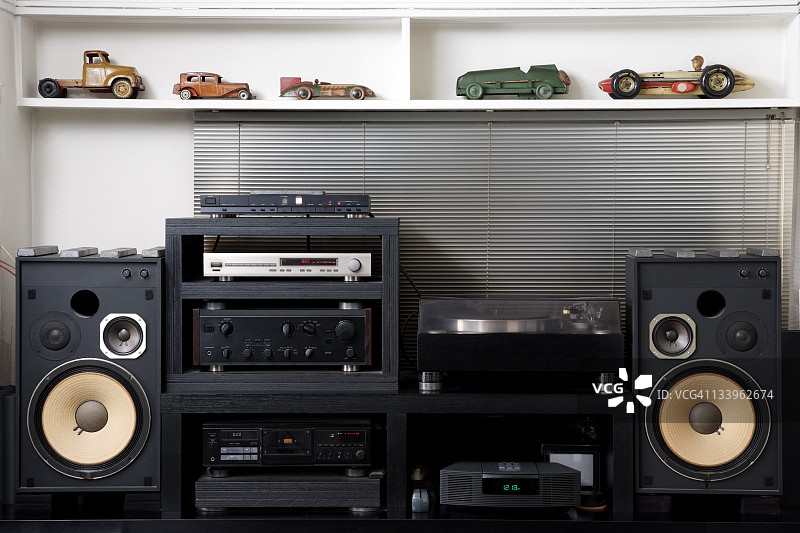 带复古铁皮玩具车的高保真音响系统图片素材