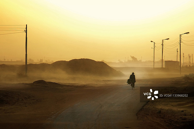 沙尘暴中的骑行者图片素材