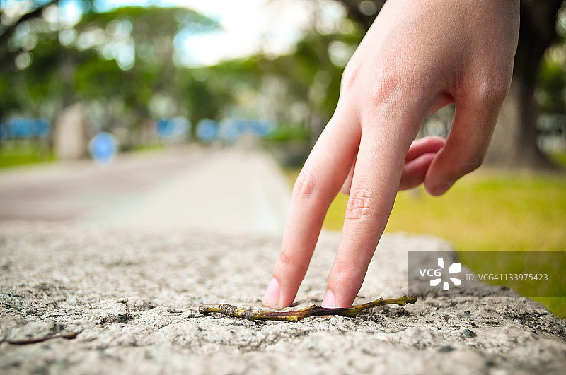 地上的两根手指图片素材