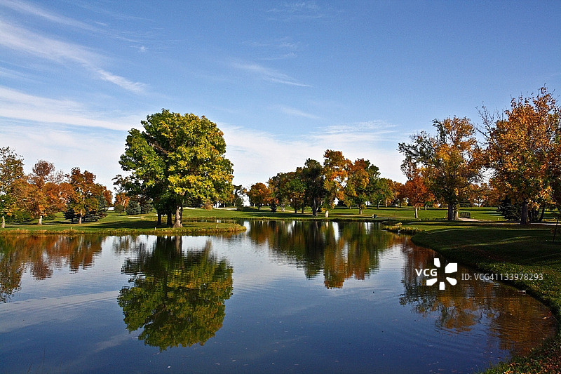 河中倒映的秋树图片素材