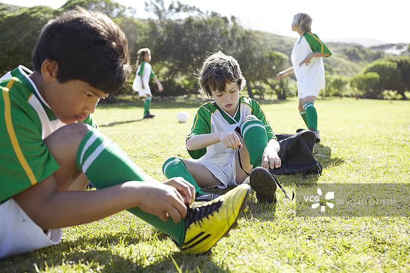 男孩们准备踢足球图片素材