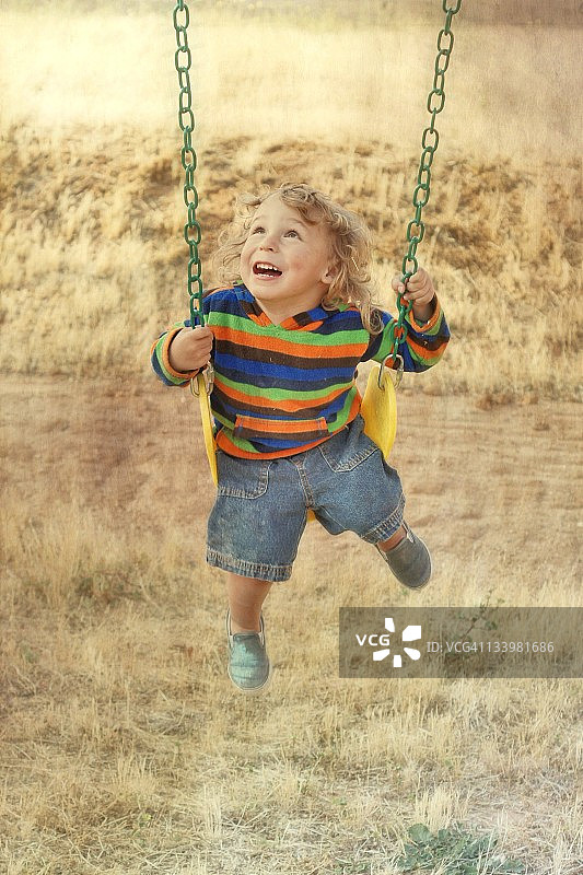 荡秋千的男孩图片素材