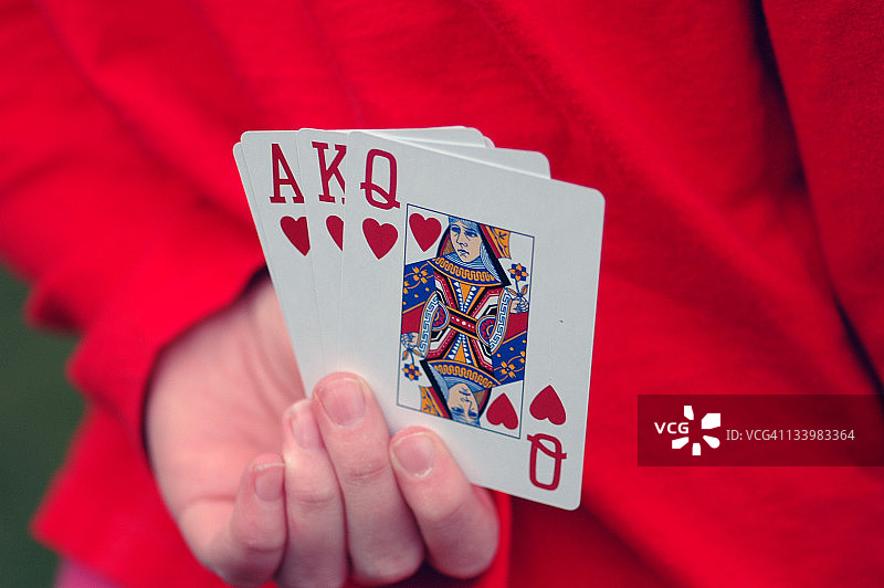 手持扑克牌图片素材