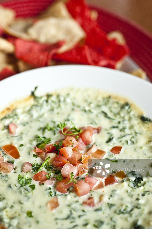 玉米饼片和菠菜蘸酱特写图片素材