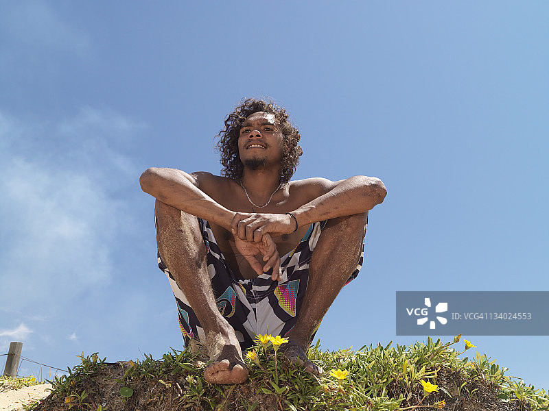 海滩上的土著男孩图片素材