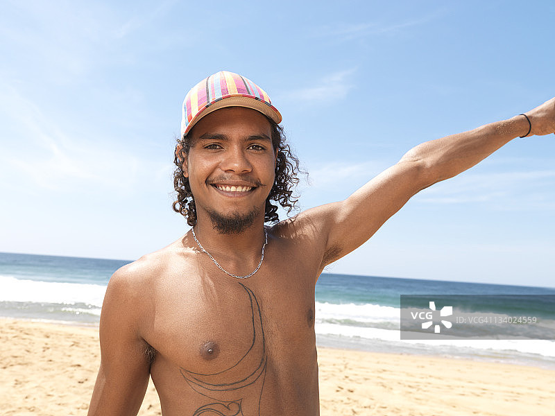 海滩上的土著男孩图片素材