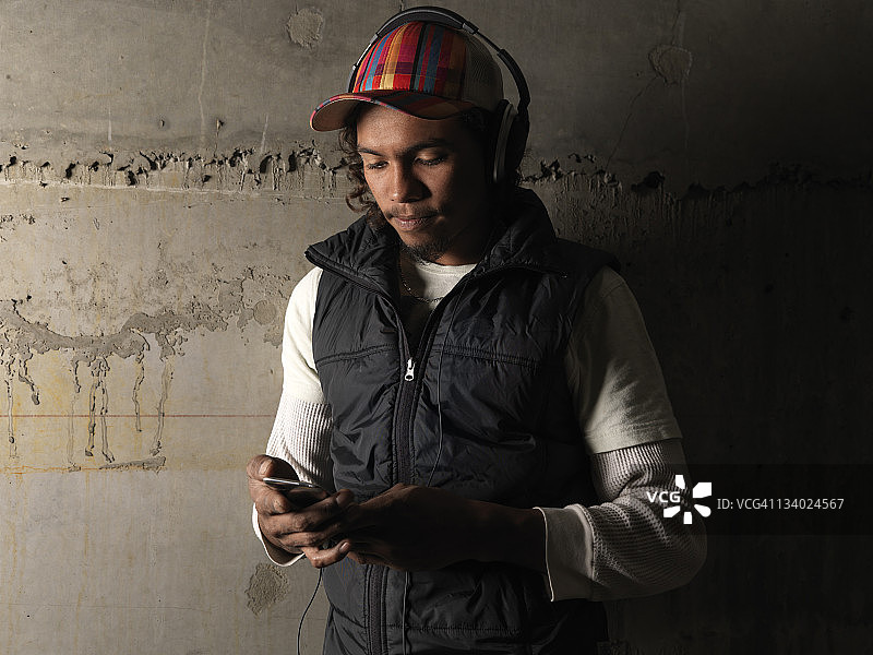 使用MP3播放器的少数民族男孩图片素材