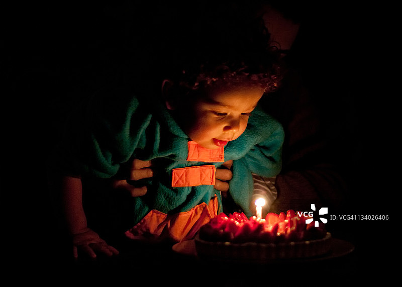 男孩看着蛋糕图片素材