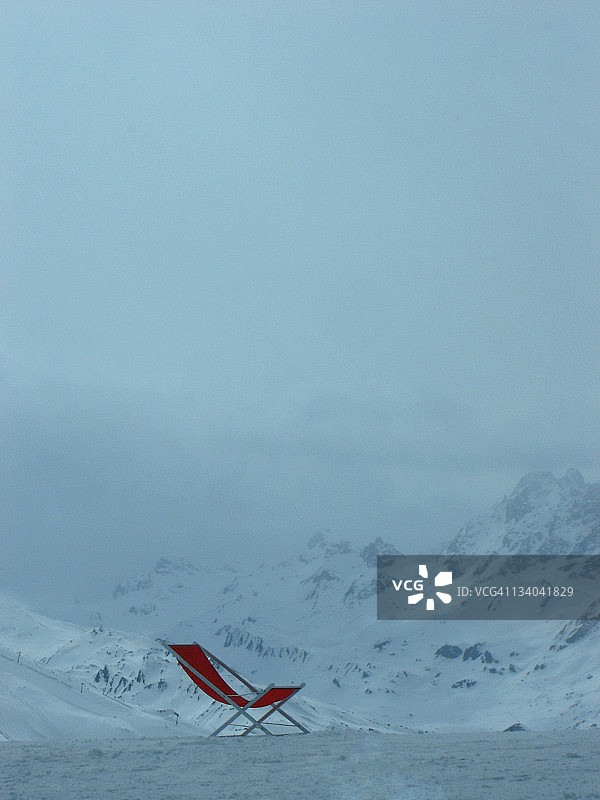 雪地里的甲板椅图片素材