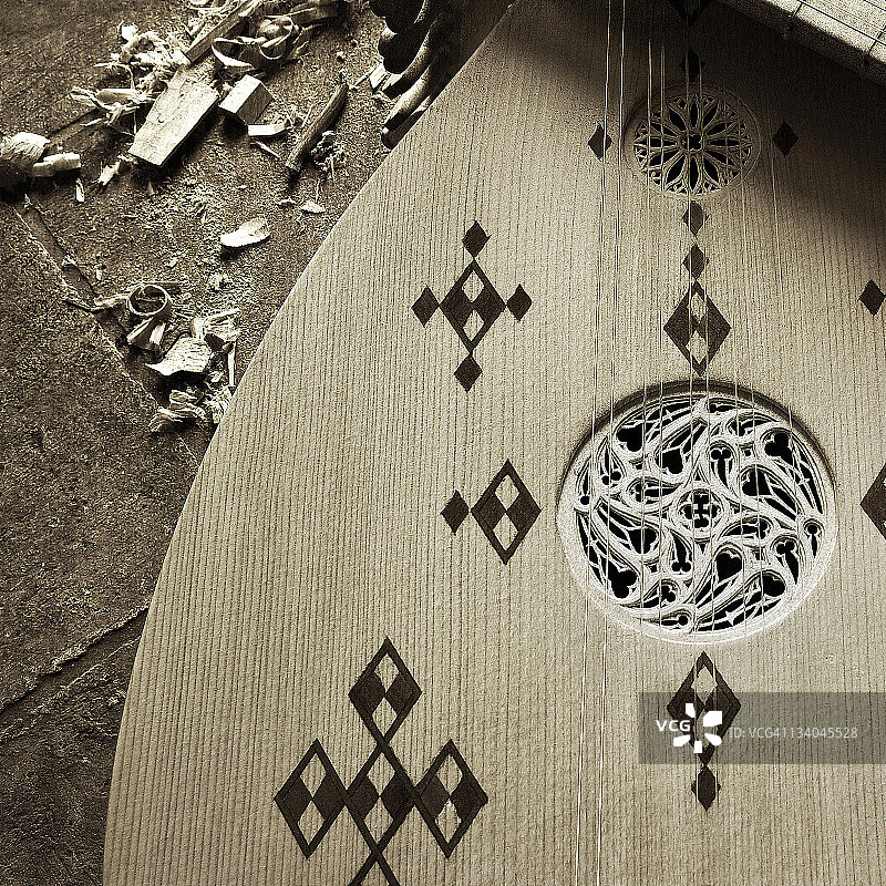 工坊中巴洛克文艺复兴时期的特写鲁特琴图片素材