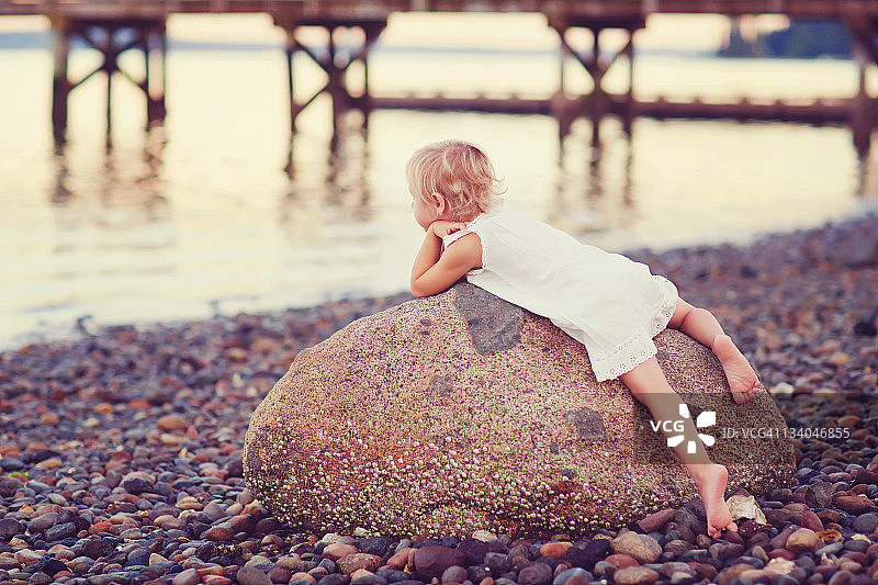 女孩躺在岩石上图片素材