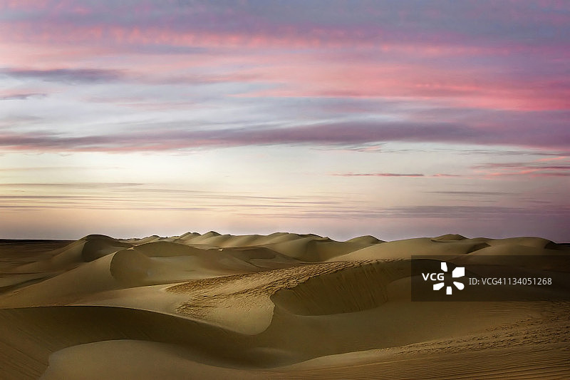日出时的沙丘图片素材