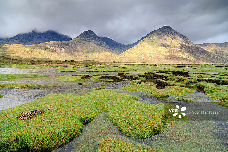 有山脉和河流的绿色景观图片素材