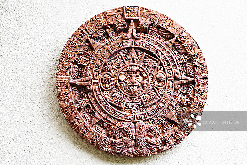 墙上悬挂的阿兹特克太阳石牌匾图片素材