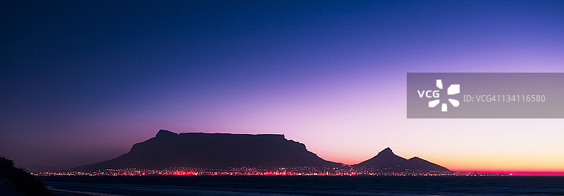 夜幕下的开普敦和桌山全景图片素材