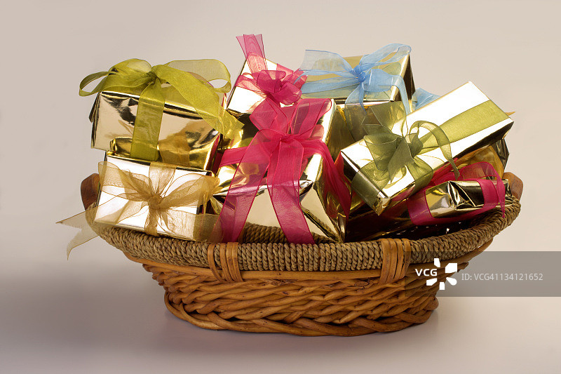 篮子里的礼品盒图片素材