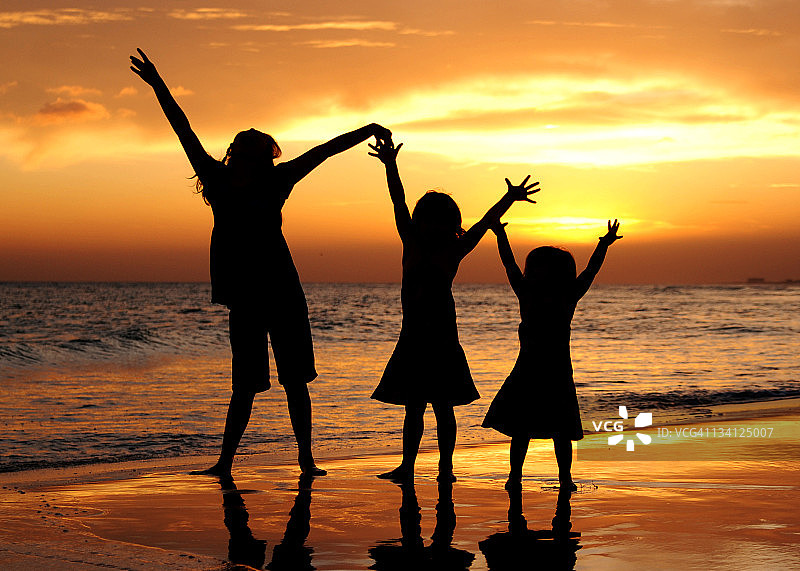 日落剪影：孩童图片素材