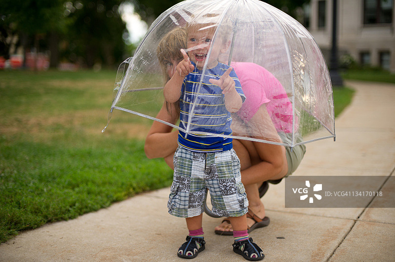 母子共撑一把伞图片素材