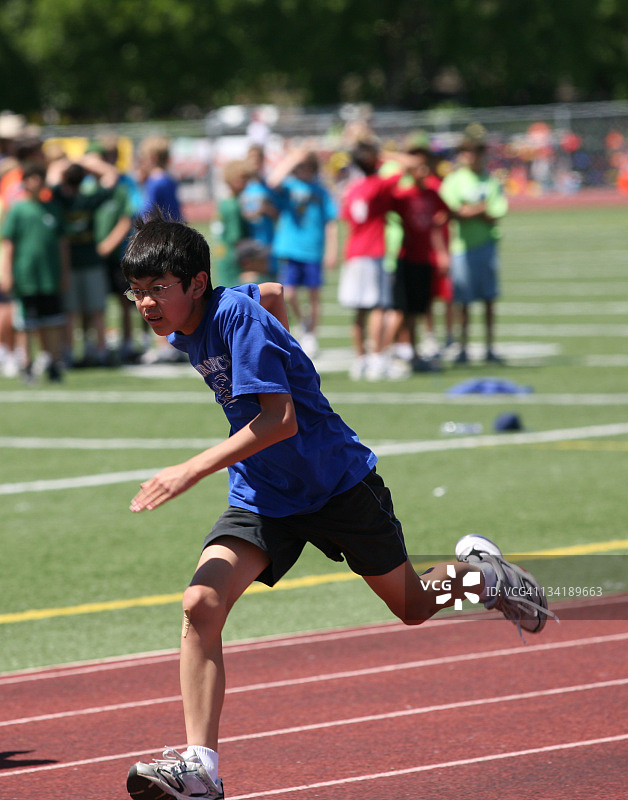 跑步的男孩图片素材