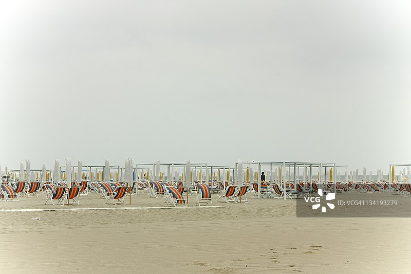 海滩上的沙滩椅图片素材