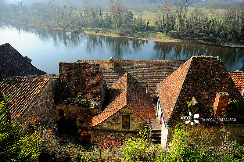 房子和河流图片素材