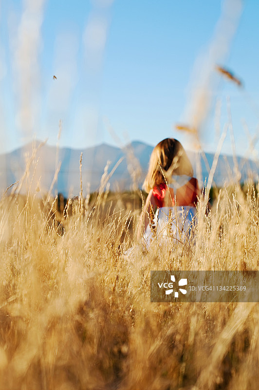 在长满草丛中的孩子图片素材