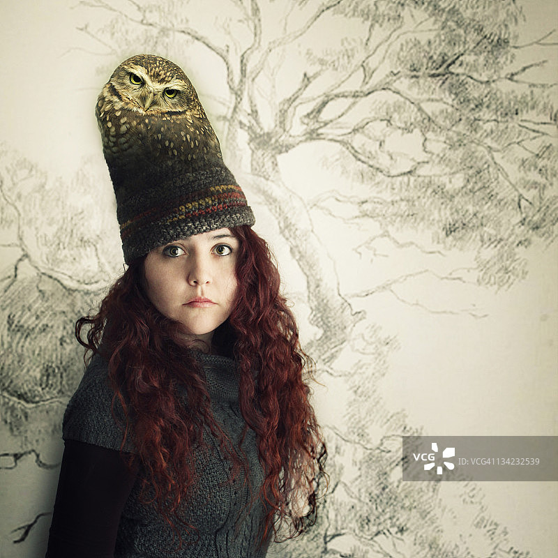 一位戴着猫头鹰帽子的女人肖像图片素材