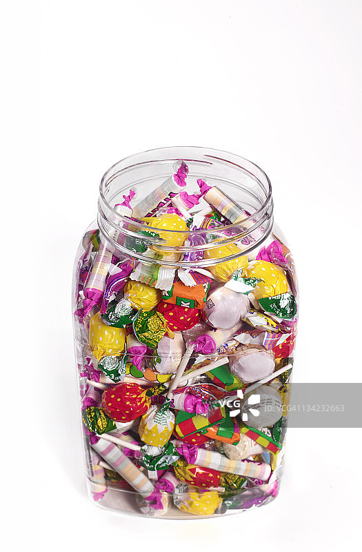 白色背景上的糖果罐图片素材