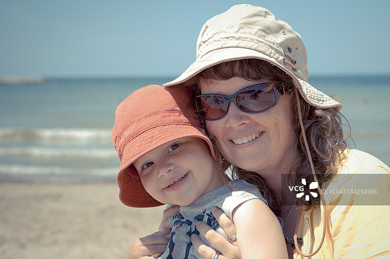 母子在海滩图片素材