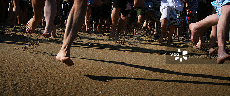 在沙滩上跑步图片素材